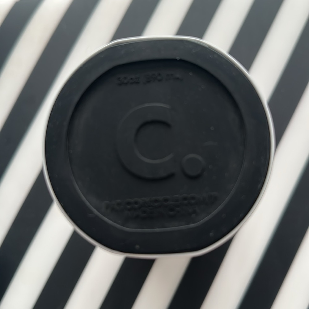 30 oz (890 ml) Corkcicle White/Black Tumbler - Picture 3 of 3